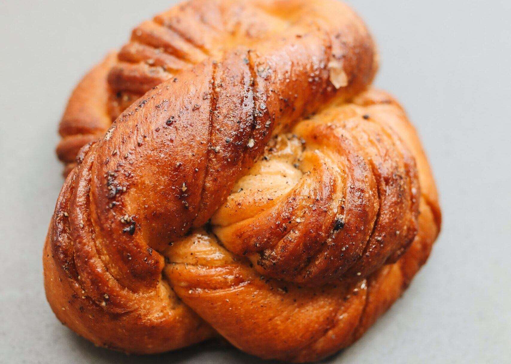 Kardemummabullar med mandelfyllning