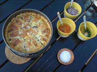 Kantarellpaj med löjromsbuffé